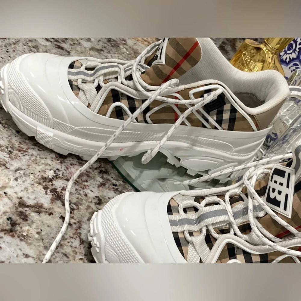 ❌SOLD❌Burberry Tennis Shoes - Picture 4 of 9